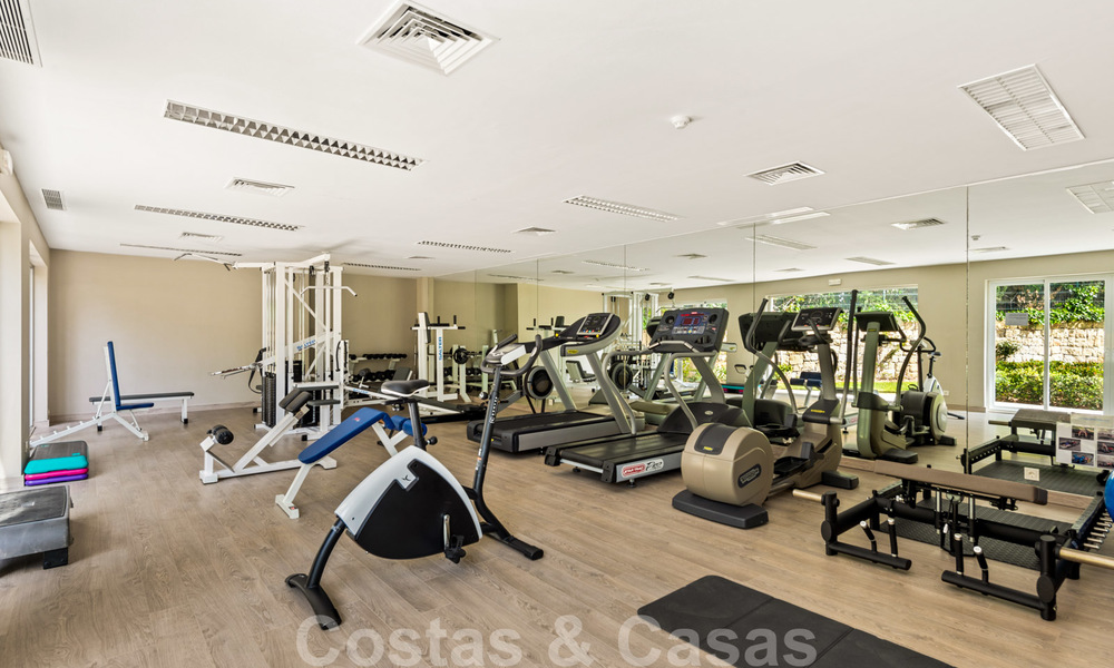Appartement de luxe rénové à vendre, première ligne du golf Las Brisas à Nueva Andalucia, Marbella 26573