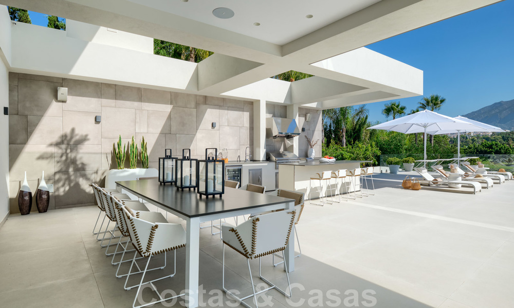 Villa moderne neuve exclusive à vendre, directement sur le terrain de golf de Las Brisas, dans la vallée du golf de Nueva Andalucia, à Marbella 27431