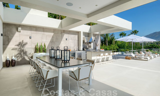 Villa moderne neuve exclusive à vendre, directement sur le terrain de golf de Las Brisas, dans la vallée du golf de Nueva Andalucia, à Marbella 27431 