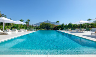 Villa moderne neuve exclusive à vendre, directement sur le terrain de golf de Las Brisas, dans la vallée du golf de Nueva Andalucia, à Marbella 27432 
