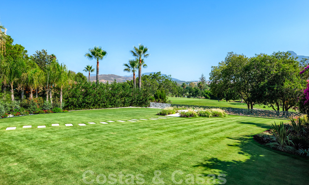 Villa moderne neuve exclusive à vendre, directement sur le terrain de golf de Las Brisas, dans la vallée du golf de Nueva Andalucia, à Marbella 27434