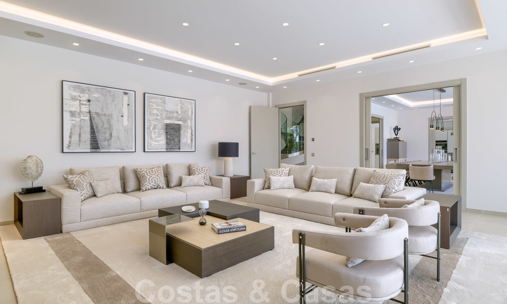 Villa moderne neuve exclusive à vendre, directement sur le terrain de golf de Las Brisas, dans la vallée du golf de Nueva Andalucia, à Marbella 27448