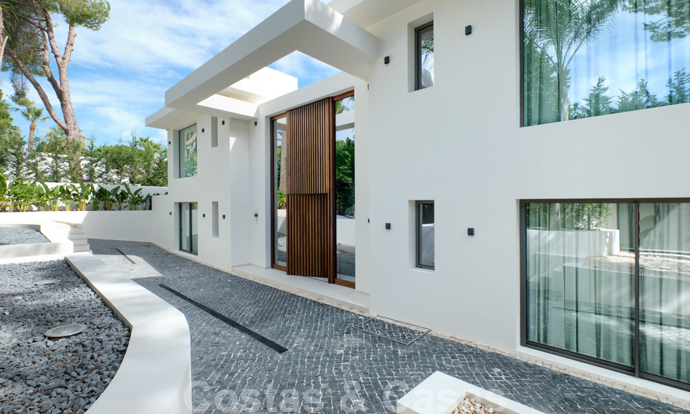 Villa moderne neuve exclusive à vendre, directement sur le terrain de golf de Las Brisas, dans la vallée du golf de Nueva Andalucia, à Marbella 27461