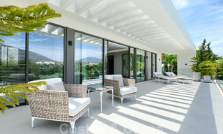 Villa moderne neuve exclusive à vendre, directement sur le terrain de golf de Las Brisas, dans la vallée du golf de Nueva Andalucia, à Marbella 27471 