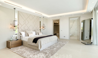 Villa moderne neuve exclusive à vendre, directement sur le terrain de golf de Las Brisas, dans la vallée du golf de Nueva Andalucia, à Marbella 27473 