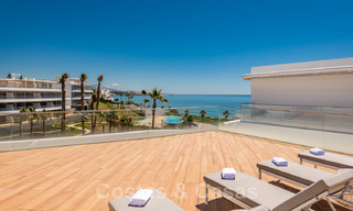 Penthouses modernes de luxe en première ligne de plage à vendre à Estepona, Costa del Sol. Prêt à emménager. Promotion! 27781 
