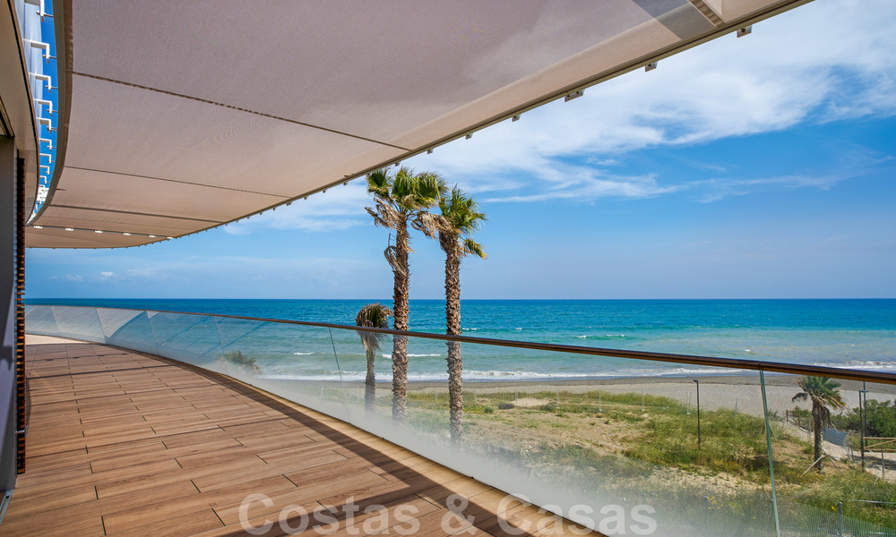 Penthouses modernes de luxe en première ligne de plage à vendre à Estepona, Costa del Sol. Prêt à emménager. Promotion! 27812