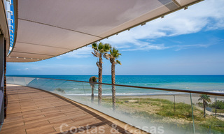 Penthouses modernes de luxe en première ligne de plage à vendre à Estepona, Costa del Sol. Prêt à emménager. Promotion! 27812 