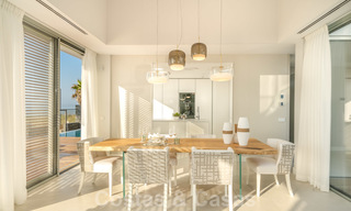 Prêt à emménager dans une villa moderne de luxe en première ligne de plage à vendre dans un complexe exclusif à Estepona, Costa del Sol 28225 