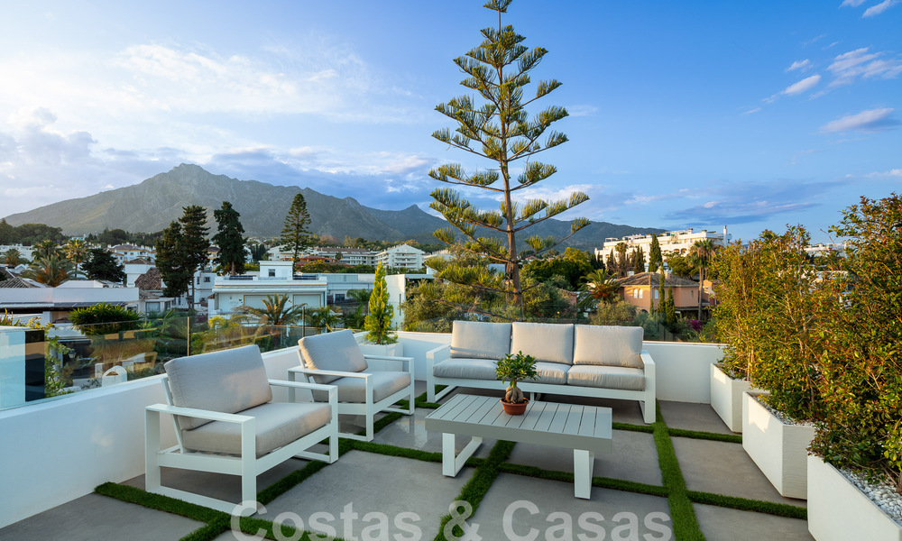 Villa de luxe moderne, très bien située, à vendre dans une urbanisation de bord de mer bien établie sur le Golden Mile à Marbella 57224