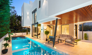 Villa de luxe moderne, très bien située, à vendre dans une urbanisation de bord de mer bien établie sur le Golden Mile à Marbella 57229 