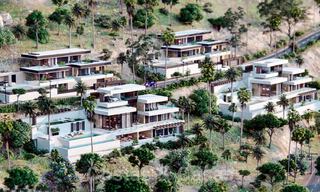 Terrains à bâtir pour des villas modernes clés en main avec des vues spectaculaires sur le terrain de golf, le lac, les montagnes et la mer Méditerranée jusqu'à l'Afrique, dans un complexe de golf fermé à vendre à Benahavis - Marbella 32435 