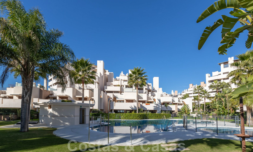 Appartement penthouse moderne à vendre dans un complexe en front de mer avec piscine privée et vue sur la mer, entre Marbella et Estepona 33724