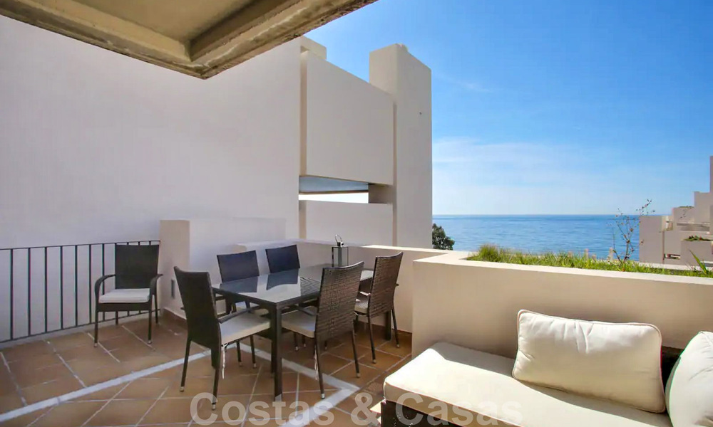 Appartement penthouse moderne à vendre dans un complexe en front de mer avec piscine privée et vue sur la mer, entre Marbella et Estepona 33730