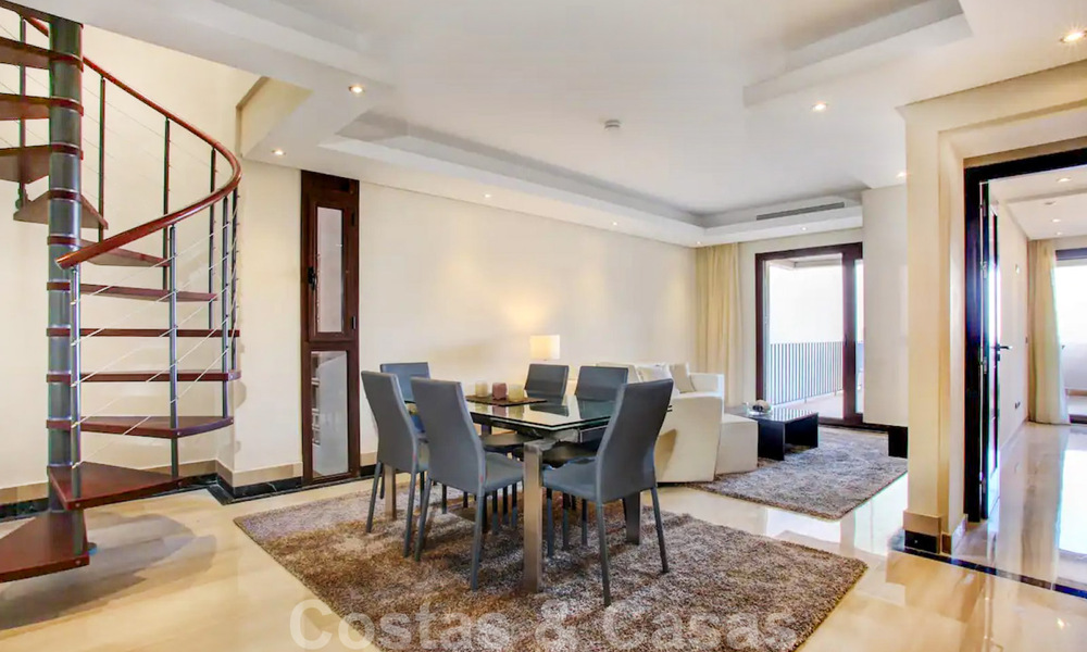 Appartement penthouse moderne à vendre dans un complexe en front de mer avec piscine privée et vue sur la mer, entre Marbella et Estepona 33738