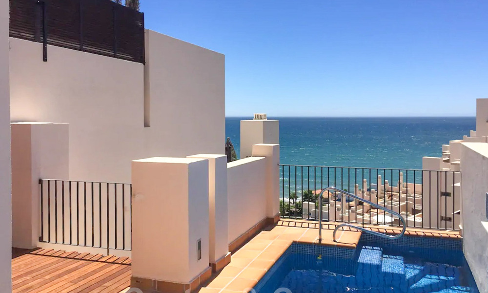 Appartement penthouse moderne à vendre dans un complexe en front de mer avec piscine privée et vue sur la mer, entre Marbella et Estepona 33743