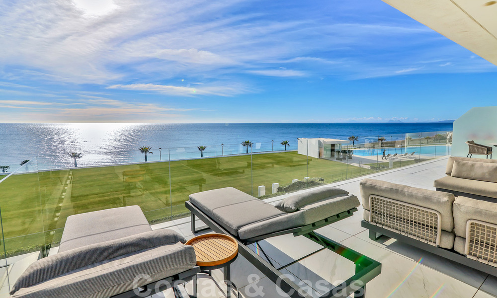 Appartement moderne et prêt à emménager à vendre, en première ligne de plage, avec vue sur la mer, entre Marbella et Estepona 38437