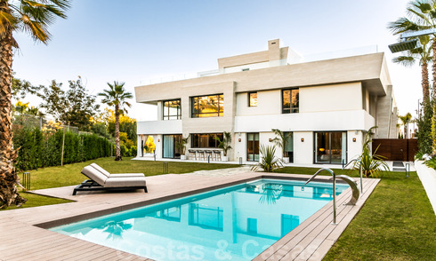 Appartement moderne en duplex à vendre avec jardin et piscine privés, à distance de marche des commodités et de la plage, dans une communauté fermée sur le Golden Mile de Marbella 40570