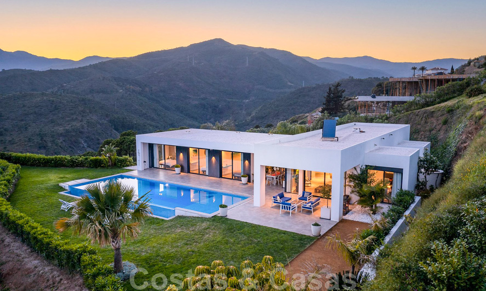 Villa de luxe moderne, prête à être emménagée, à vendre avec vue panoramique sur la montagne et la mer, dans un complexe fermé à Marbella - Benahavis 41034