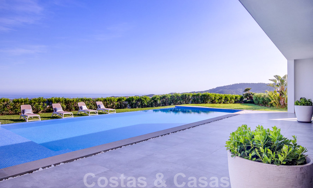 Villa de luxe moderne, prête à être emménagée, à vendre avec vue panoramique sur la montagne et la mer, dans un complexe fermé à Marbella - Benahavis 41036