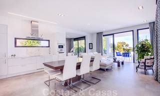 Villa de luxe moderne, prête à être emménagée, à vendre avec vue panoramique sur la montagne et la mer, dans un complexe fermé à Marbella - Benahavis 41038 