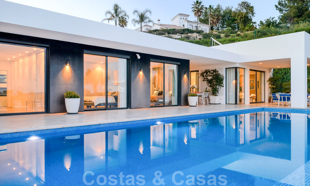 Villa de luxe moderne, prête à être emménagée, à vendre avec vue panoramique sur la montagne et la mer, dans un complexe fermé à Marbella - Benahavis 41040