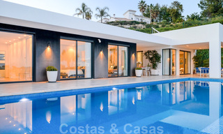 Villa de luxe moderne, prête à être emménagée, à vendre avec vue panoramique sur la montagne et la mer, dans un complexe fermé à Marbella - Benahavis 41040 
