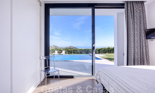 Villa de luxe moderne, prête à être emménagée, à vendre avec vue panoramique sur la montagne et la mer, dans un complexe fermé à Marbella - Benahavis 41042 