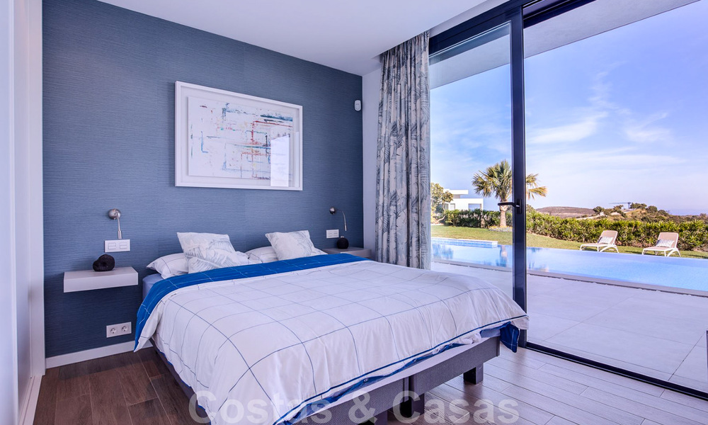 Villa de luxe moderne, prête à être emménagée, à vendre avec vue panoramique sur la montagne et la mer, dans un complexe fermé à Marbella - Benahavis 41045