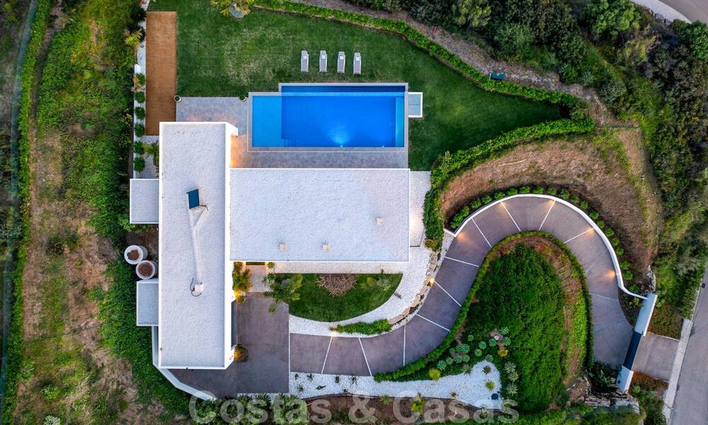 Villa de luxe moderne, prête à être emménagée, à vendre avec vue panoramique sur la montagne et la mer, dans un complexe fermé à Marbella - Benahavis 41046