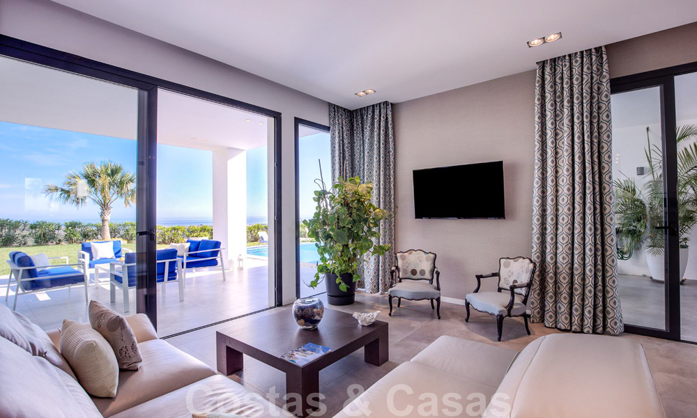 Villa de luxe moderne, prête à être emménagée, à vendre avec vue panoramique sur la montagne et la mer, dans un complexe fermé à Marbella - Benahavis 41048