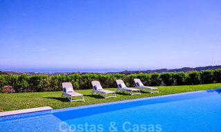 Villa de luxe moderne, prête à être emménagée, à vendre avec vue panoramique sur la montagne et la mer, dans un complexe fermé à Marbella - Benahavis 41049 