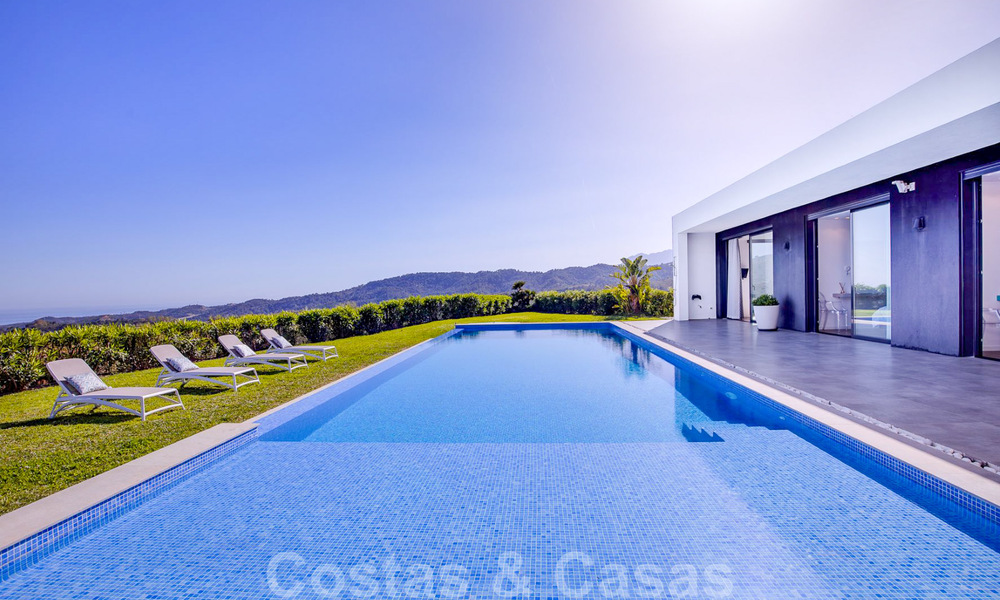 Villa de luxe moderne, prête à être emménagée, à vendre avec vue panoramique sur la montagne et la mer, dans un complexe fermé à Marbella - Benahavis 41050
