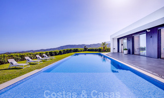 Villa de luxe moderne, prête à être emménagée, à vendre avec vue panoramique sur la montagne et la mer, dans un complexe fermé à Marbella - Benahavis 41050 