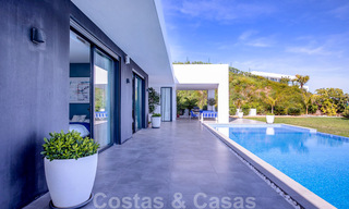 Villa de luxe moderne, prête à être emménagée, à vendre avec vue panoramique sur la montagne et la mer, dans un complexe fermé à Marbella - Benahavis 41051 
