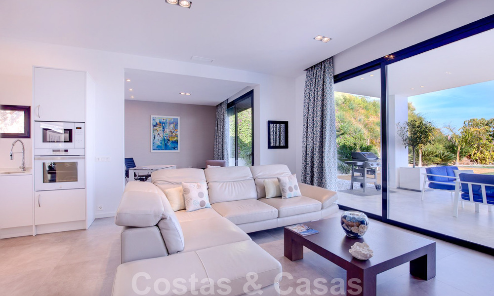 Villa de luxe moderne, prête à être emménagée, à vendre avec vue panoramique sur la montagne et la mer, dans un complexe fermé à Marbella - Benahavis 41055