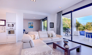 Villa de luxe moderne, prête à être emménagée, à vendre avec vue panoramique sur la montagne et la mer, dans un complexe fermé à Marbella - Benahavis 41055 