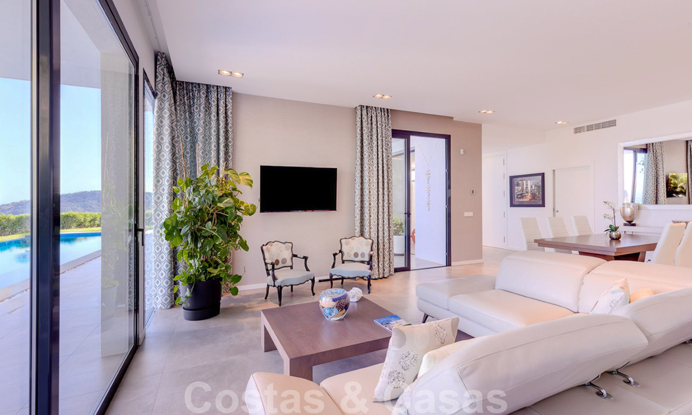 Villa de luxe moderne, prête à être emménagée, à vendre avec vue panoramique sur la montagne et la mer, dans un complexe fermé à Marbella - Benahavis 41056