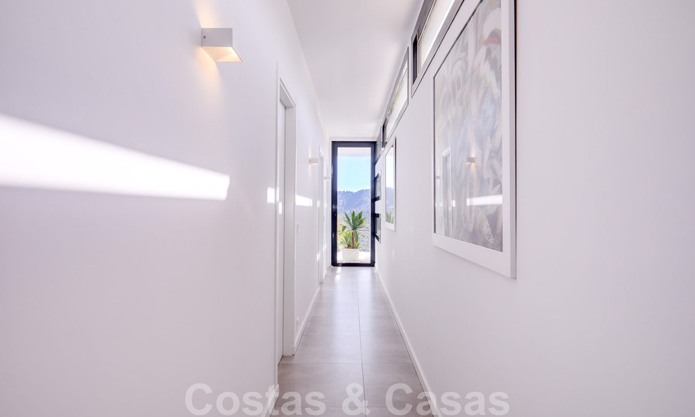 Villa de luxe moderne, prête à être emménagée, à vendre avec vue panoramique sur la montagne et la mer, dans un complexe fermé à Marbella - Benahavis 41057