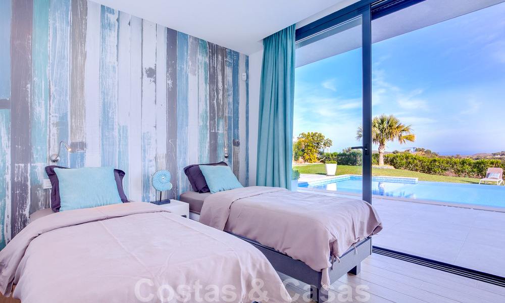 Villa de luxe moderne, prête à être emménagée, à vendre avec vue panoramique sur la montagne et la mer, dans un complexe fermé à Marbella - Benahavis 41058