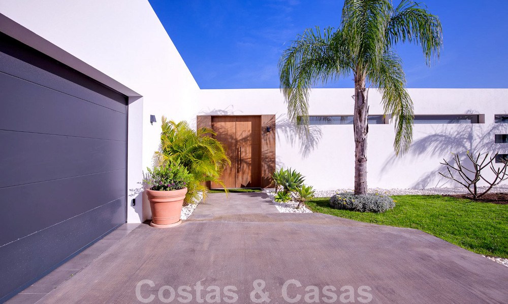Villa de luxe moderne, prête à être emménagée, à vendre avec vue panoramique sur la montagne et la mer, dans un complexe fermé à Marbella - Benahavis 41061