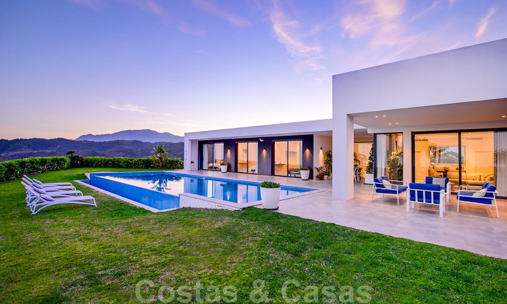 Villa de luxe moderne, prête à être emménagée, à vendre avec vue panoramique sur la montagne et la mer, dans un complexe fermé à Marbella - Benahavis 41062