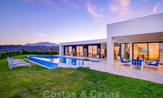 Villa de luxe moderne, prête à être emménagée, à vendre avec vue panoramique sur la montagne et la mer, dans un complexe fermé à Marbella - Benahavis 41062 