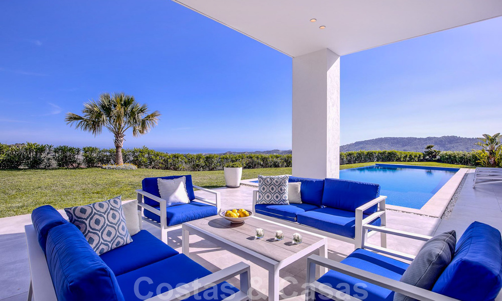 Villa de luxe moderne, prête à être emménagée, à vendre avec vue panoramique sur la montagne et la mer, dans un complexe fermé à Marbella - Benahavis 41063
