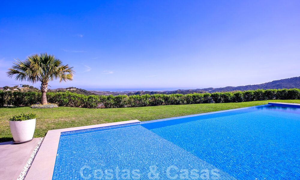 Villa de luxe moderne, prête à être emménagée, à vendre avec vue panoramique sur la montagne et la mer, dans un complexe fermé à Marbella - Benahavis 41064