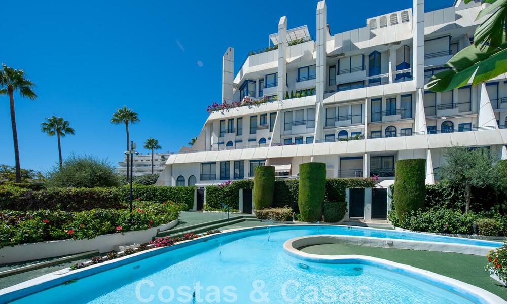 Vente d'un appartement spacieux avec une terrasse et une piscine privée, plage de seconde ligne dans le centre de Marbella 44950