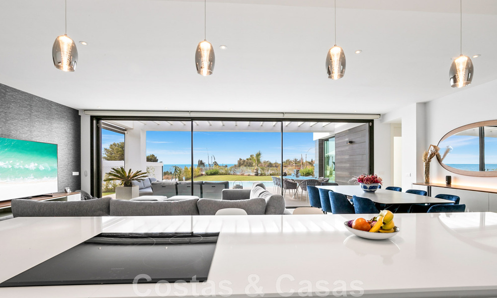 Villa moderne prête à être emménagée, à vendre avec vue sur la mer, dans un quartier de villas à la frontière de Mijas et de Marbella 46091