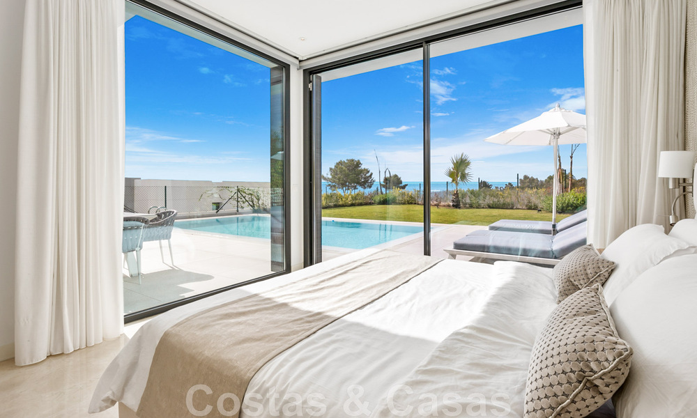 Villa moderne prête à être emménagée, à vendre avec vue sur la mer, dans un quartier de villas à la frontière de Mijas et de Marbella 46105