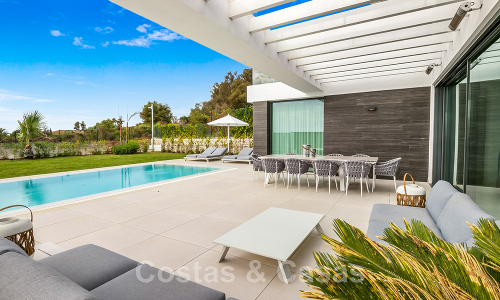 Villa moderne prête à être emménagée, à vendre avec vue sur la mer, dans un quartier de villas à la frontière de Mijas et de Marbella 46114