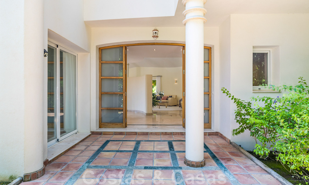Spacieuse villa de style architectural méditerranéen authentique à vendre avec vue sur la mer dans un complexe de golf cinq étoiles à Benahavis - Marbella 46667